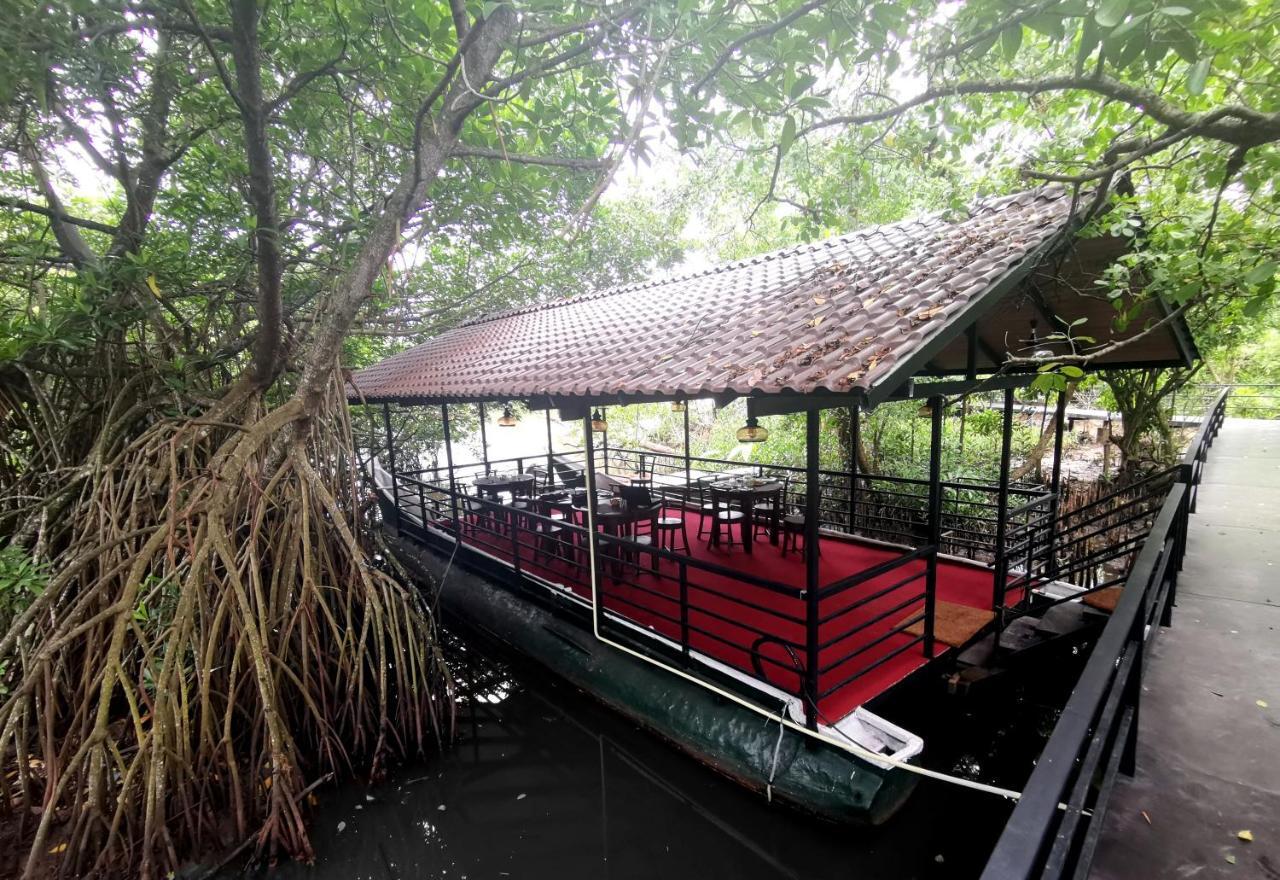 Nature Cabanas & Floating Restaurant Гале Екстериор снимка
